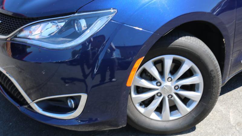 Used 2018 Chrysler Pacifica Touring-L FWD image 4