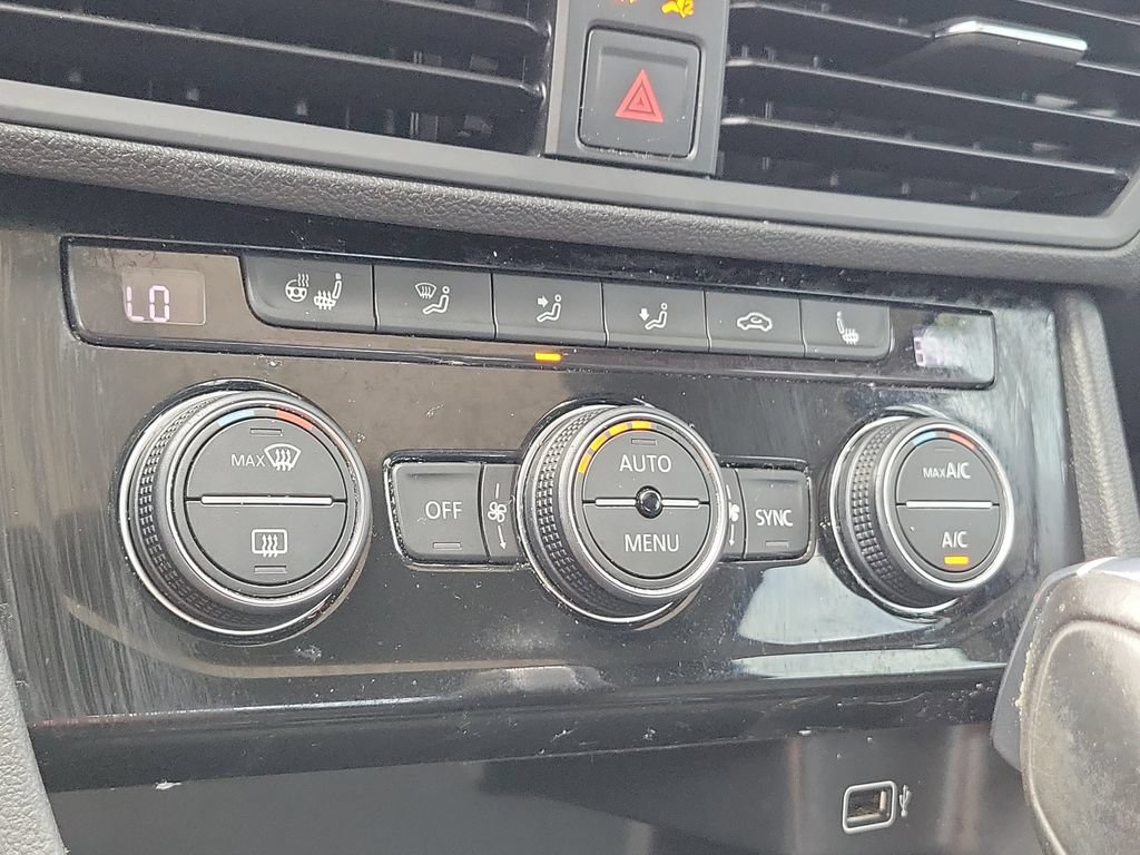 Used 2019 Volkswagen Jetta SE w/ Cold Weather Package FWD image 30