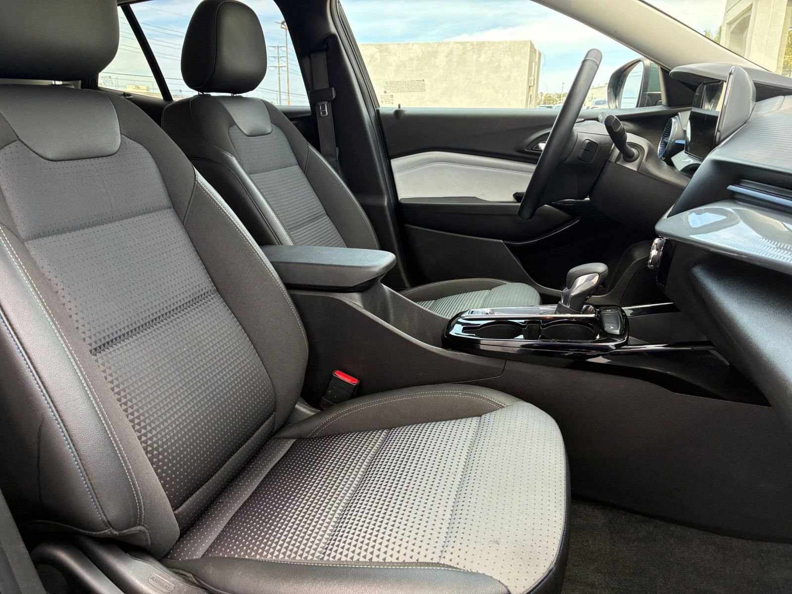 Used 2025 Chevrolet Trax LT w/ LT Convenience Package image 35