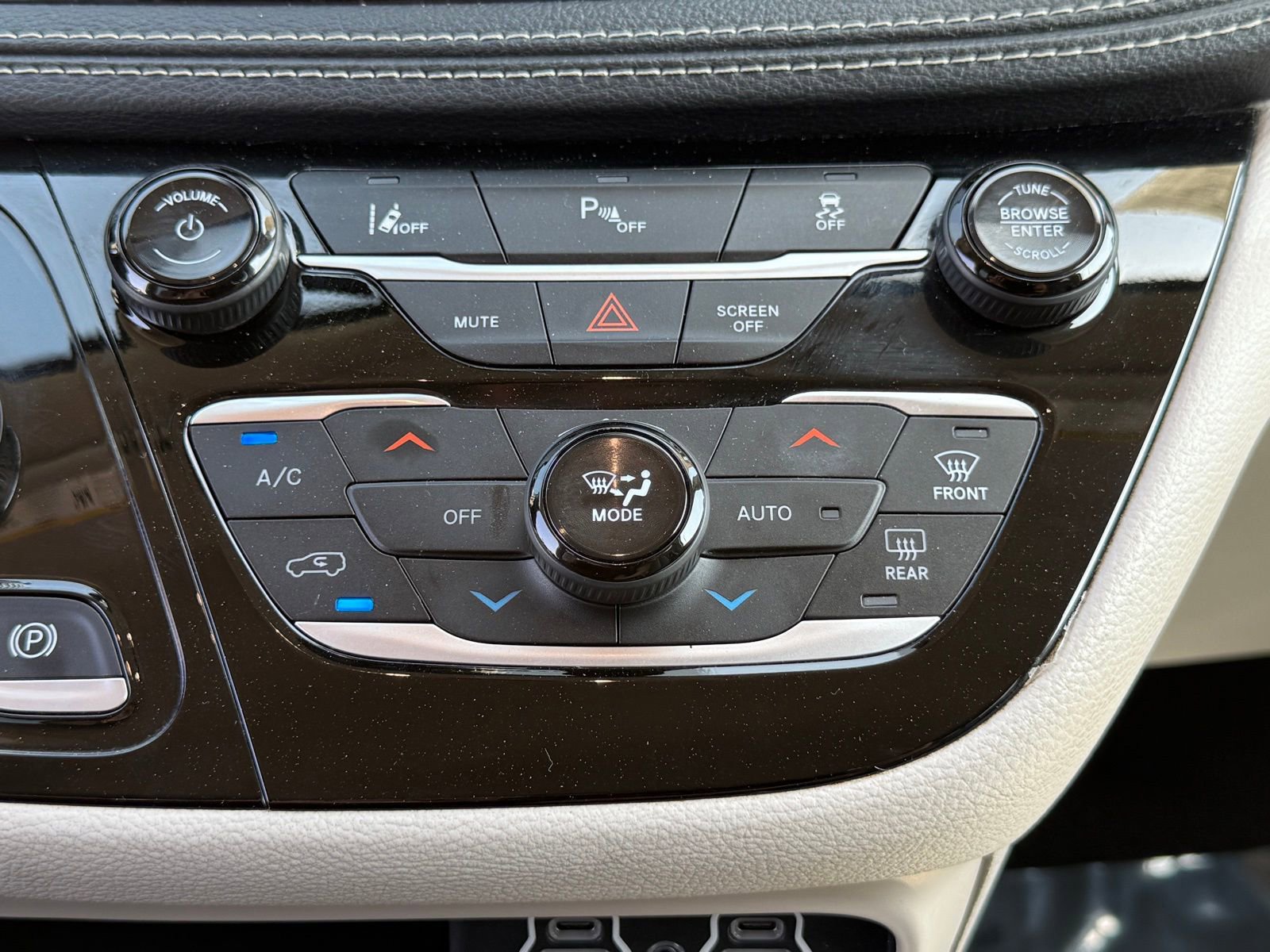 Used 2023 Chrysler Pacifica Touring-L image 36