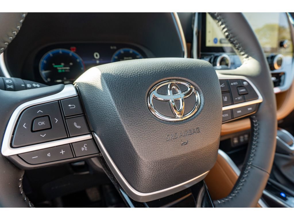 Certified 2026 Toyota Highlander Platinum image 32