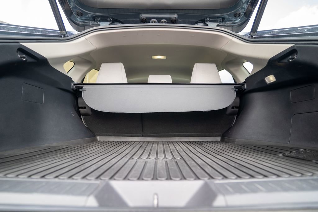 Used 2022 Toyota Venza LE image 34