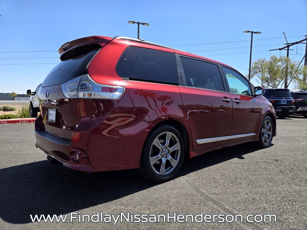 Used 2018 Toyota Sienna SE Premium w/ Carpet Mat Package FWD image 6