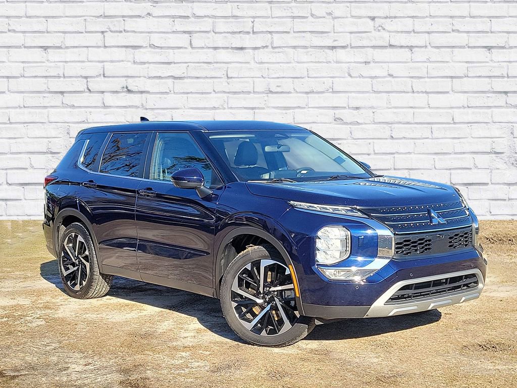 Used 2024 Mitsubishi Outlander SE image 1