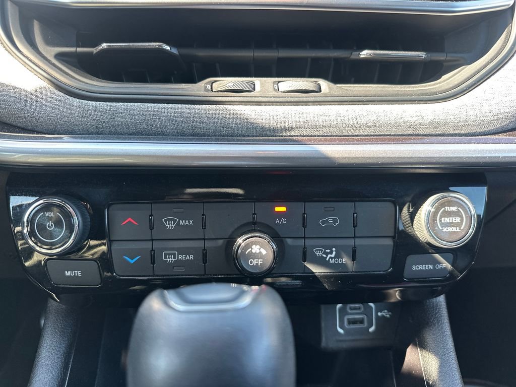 Used 2023 Jeep Compass Latitude image 16