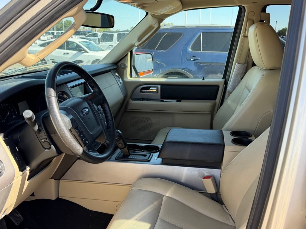 Used 2017 Ford Expedition XLT w/ Equipment Group 202A AWD/4WD image 13