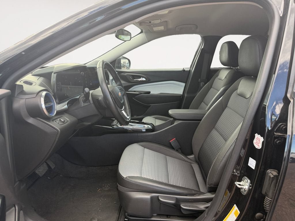 Certified 2025 Chevrolet Trax LT w/ LT Convenience Package FWD image 9