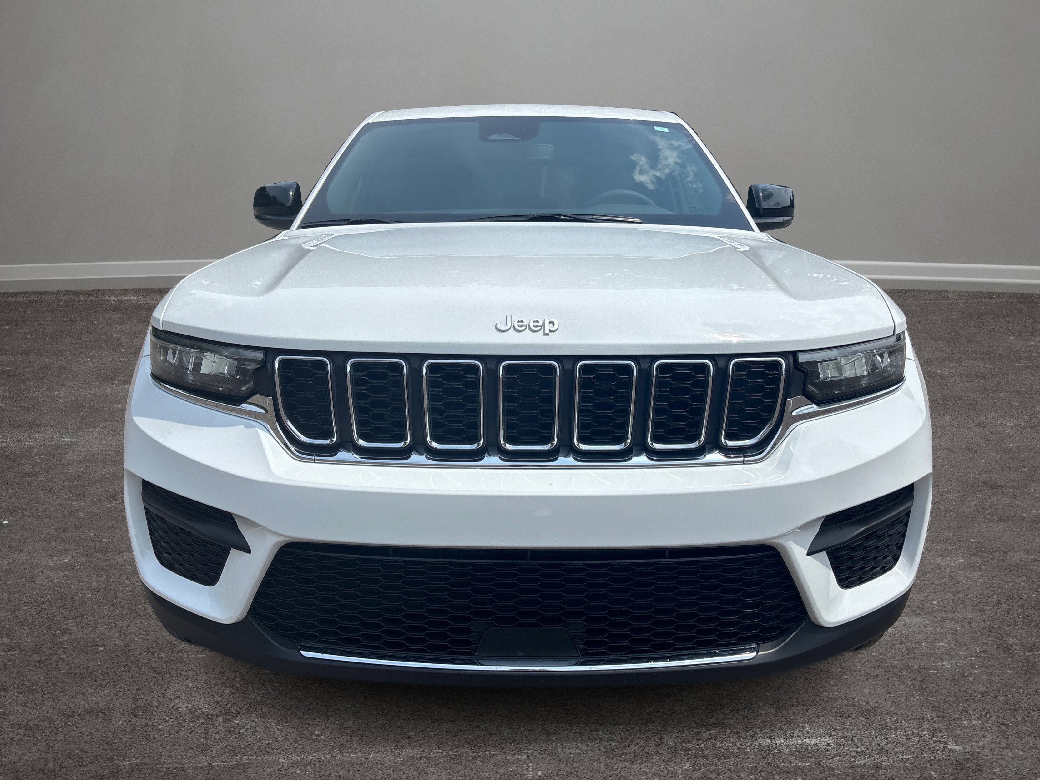 Used 2024 Jeep Grand Cherokee Laredo image 26