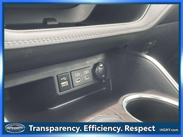 Used 2024 Toyota Highlander Platinum FWD image 31