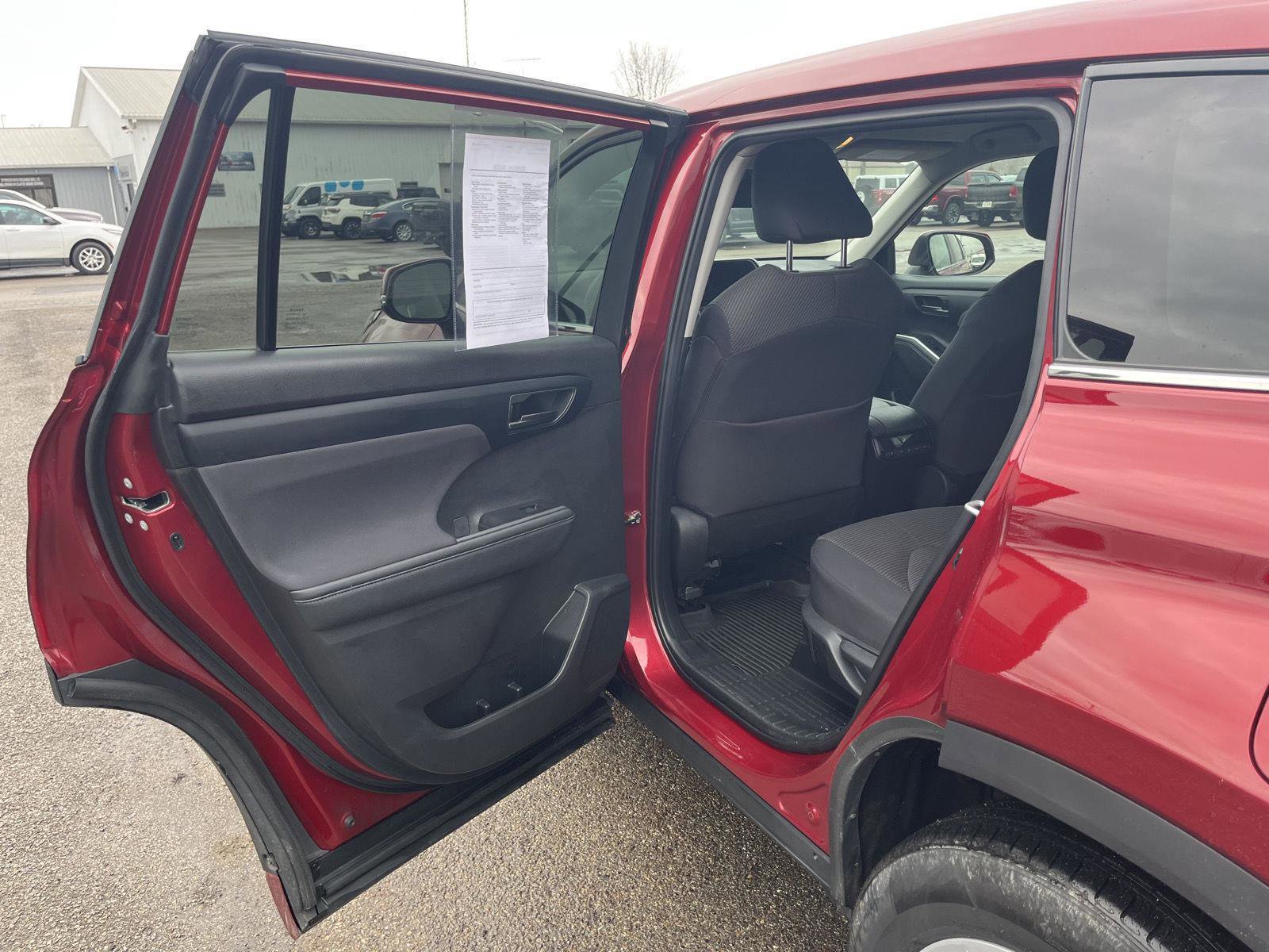 Used 2024 Toyota Highlander LE image 29