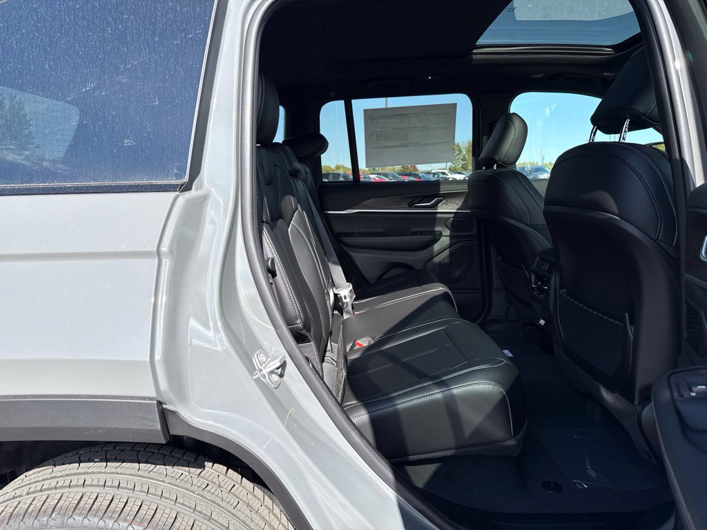New 2027 Jeep Grand Cherokee Limited AWD/4WD image 14