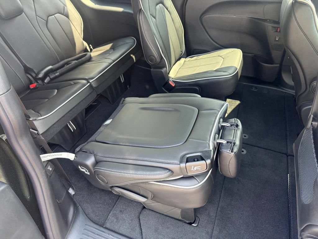 New 2027 Chrysler Pacifica Limited FWD image 52