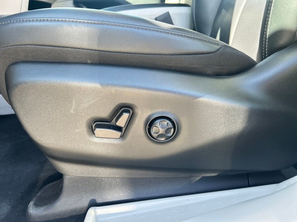 Used 2024 Chrysler Pacifica Touring-L image 13