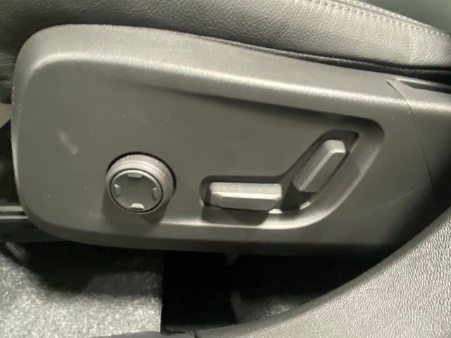 Certified 2025 Volvo XC40 B5 Ultra w/ Protection Package Premier image 11