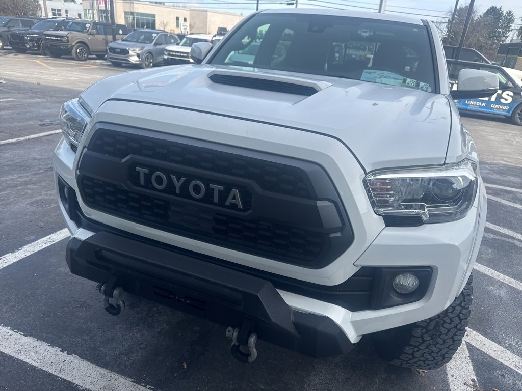 Used 2019 Toyota Tacoma TRD Sport image 2