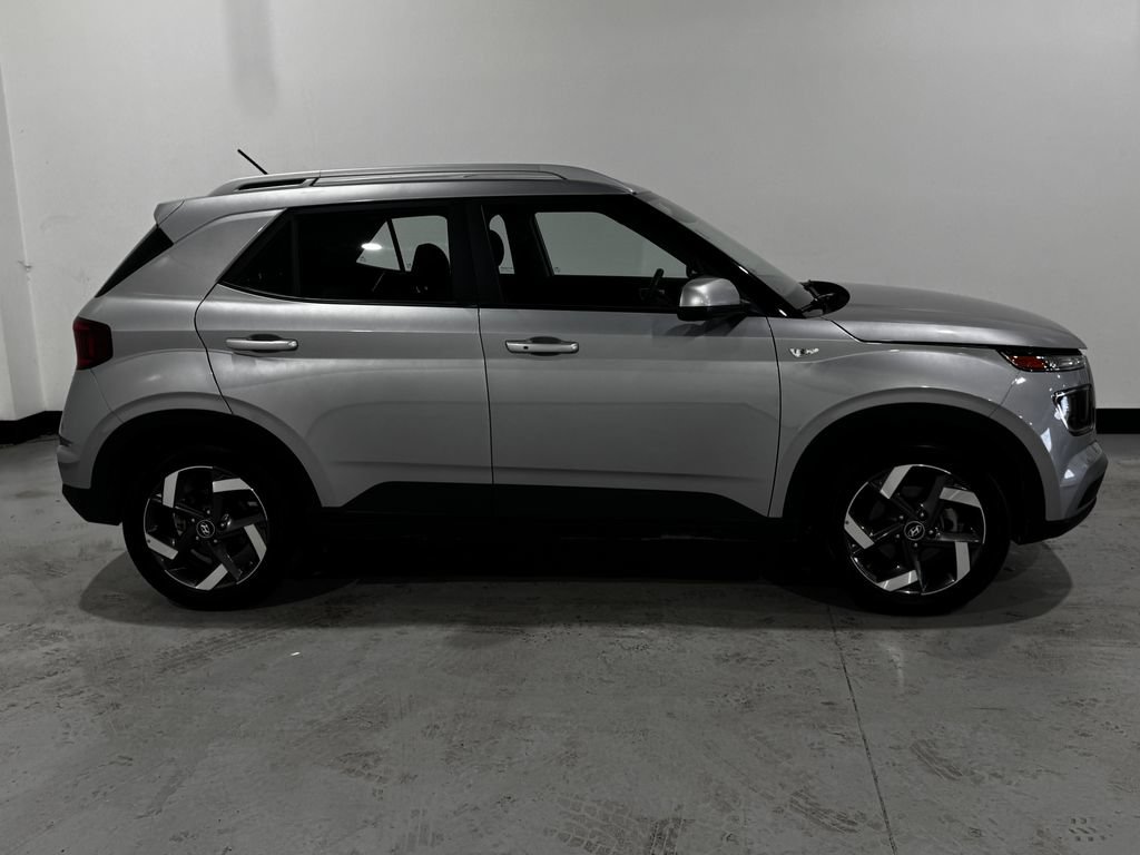 Used 2025 Hyundai Venue SEL FWD image 19