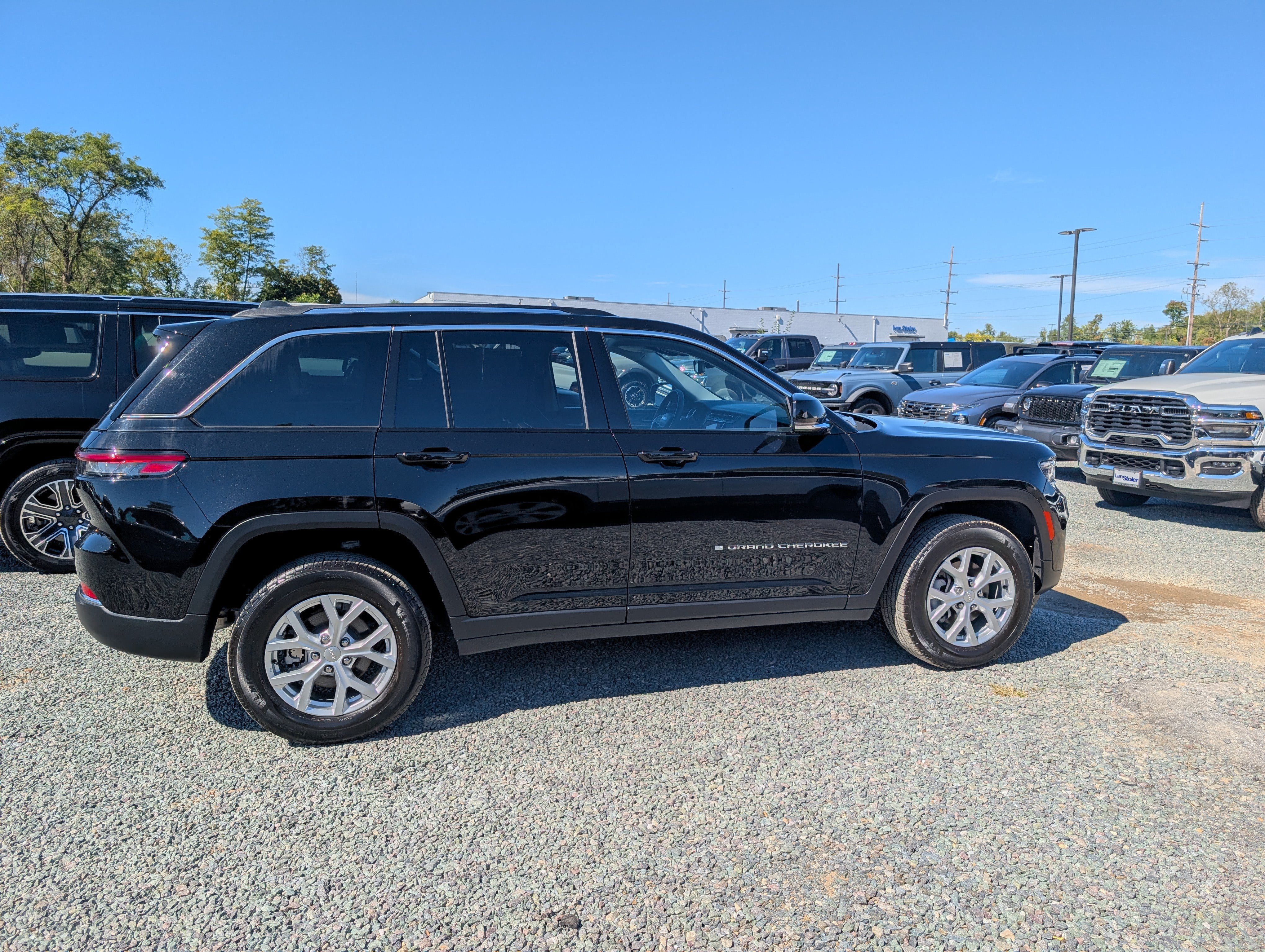 Used 2023 Jeep Grand Cherokee Limited w/ Trailer Tow Prep Group (B) AWD/4WD image 6