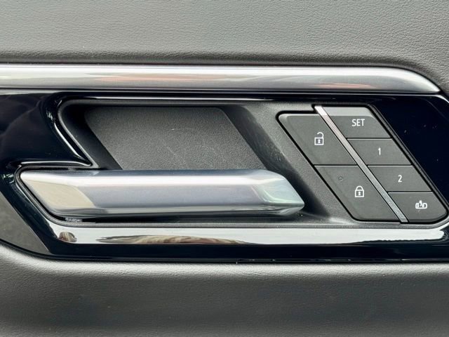 Used 2025 Chevrolet Suburban Premier image 18