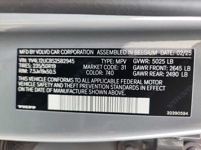 Certified 2025 Volvo XC40 B5 Plus AWD/4WD image 27
