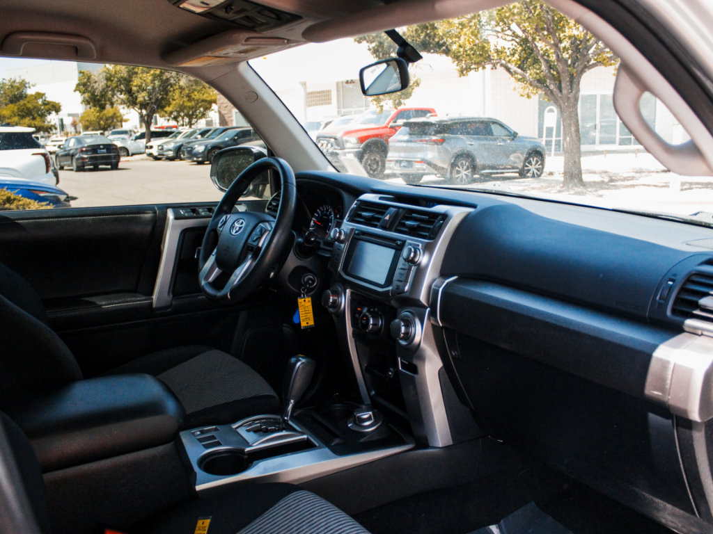 Used 2015 Toyota 4Runner SR5 AWD/4WD image 30