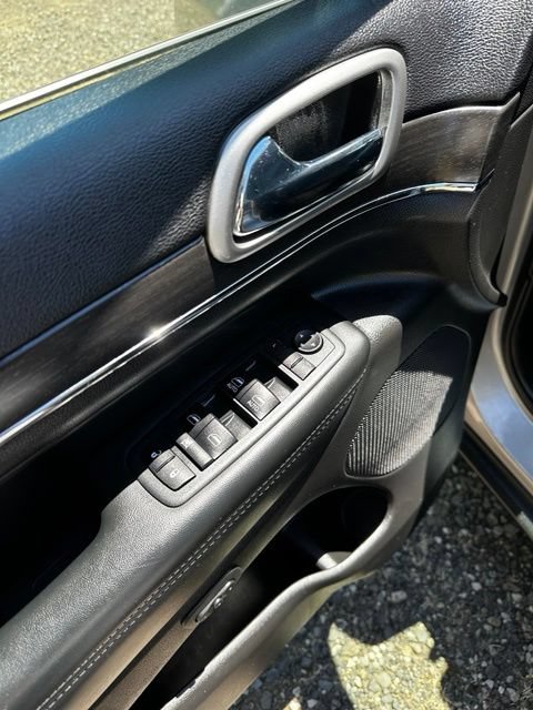 Used 2018 Jeep Grand Cherokee Limited AWD/4WD image 11