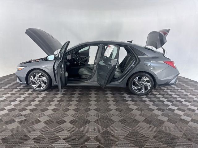 Used 2024 Hyundai Elantra Limited image 11
