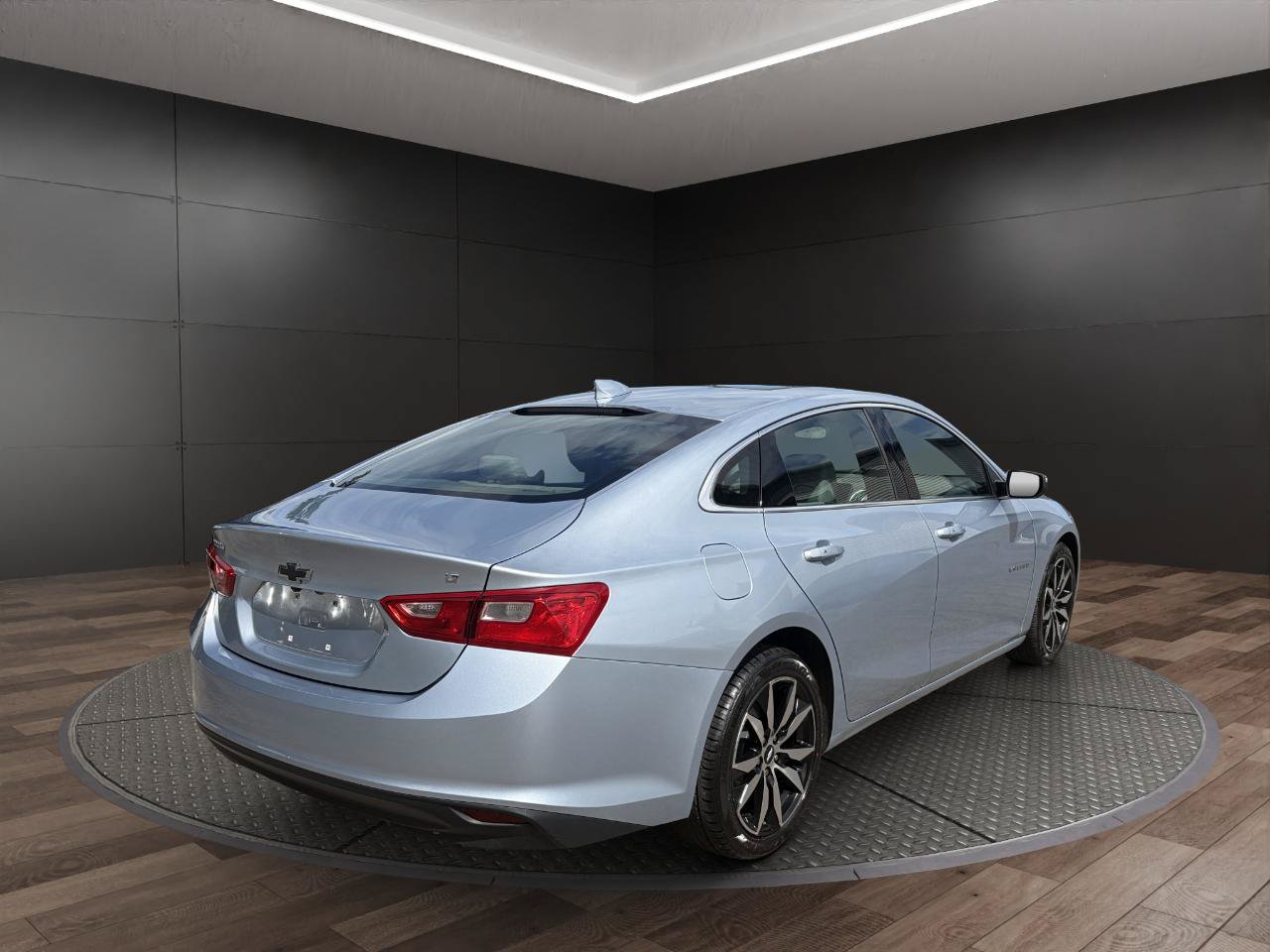 Used 2017 Chevrolet Malibu LT w/ Leather Package FWD image 8