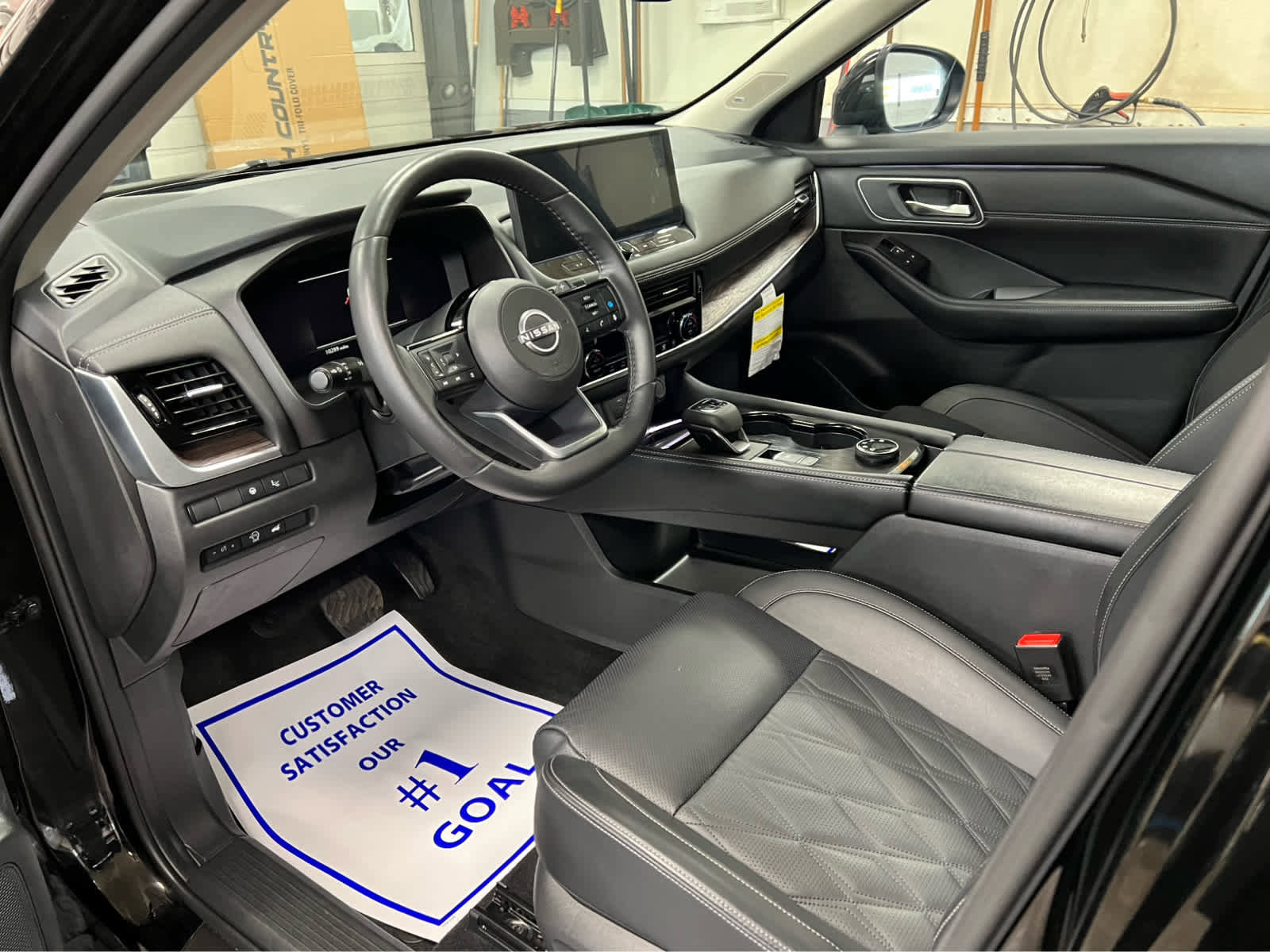 Used 2024 Nissan Rogue Platinum w/ Platinum Premium Package image 10
