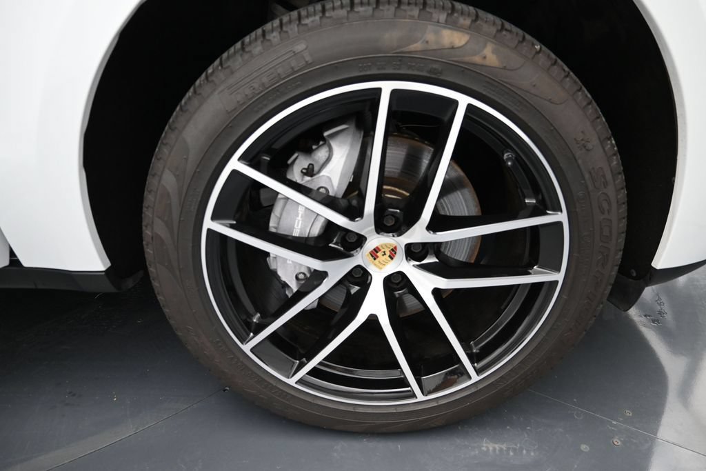 Certified 2025 Porsche Macan AWD/4WD image 18