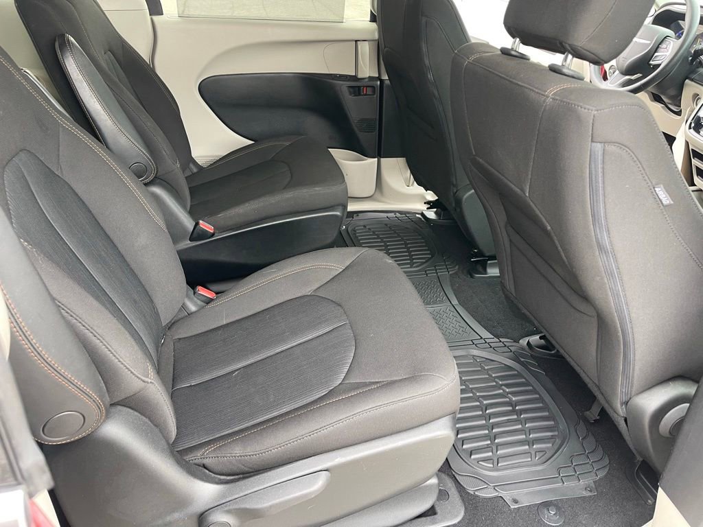 Used 2020 Chrysler Pacifica Touring FWD image 15
