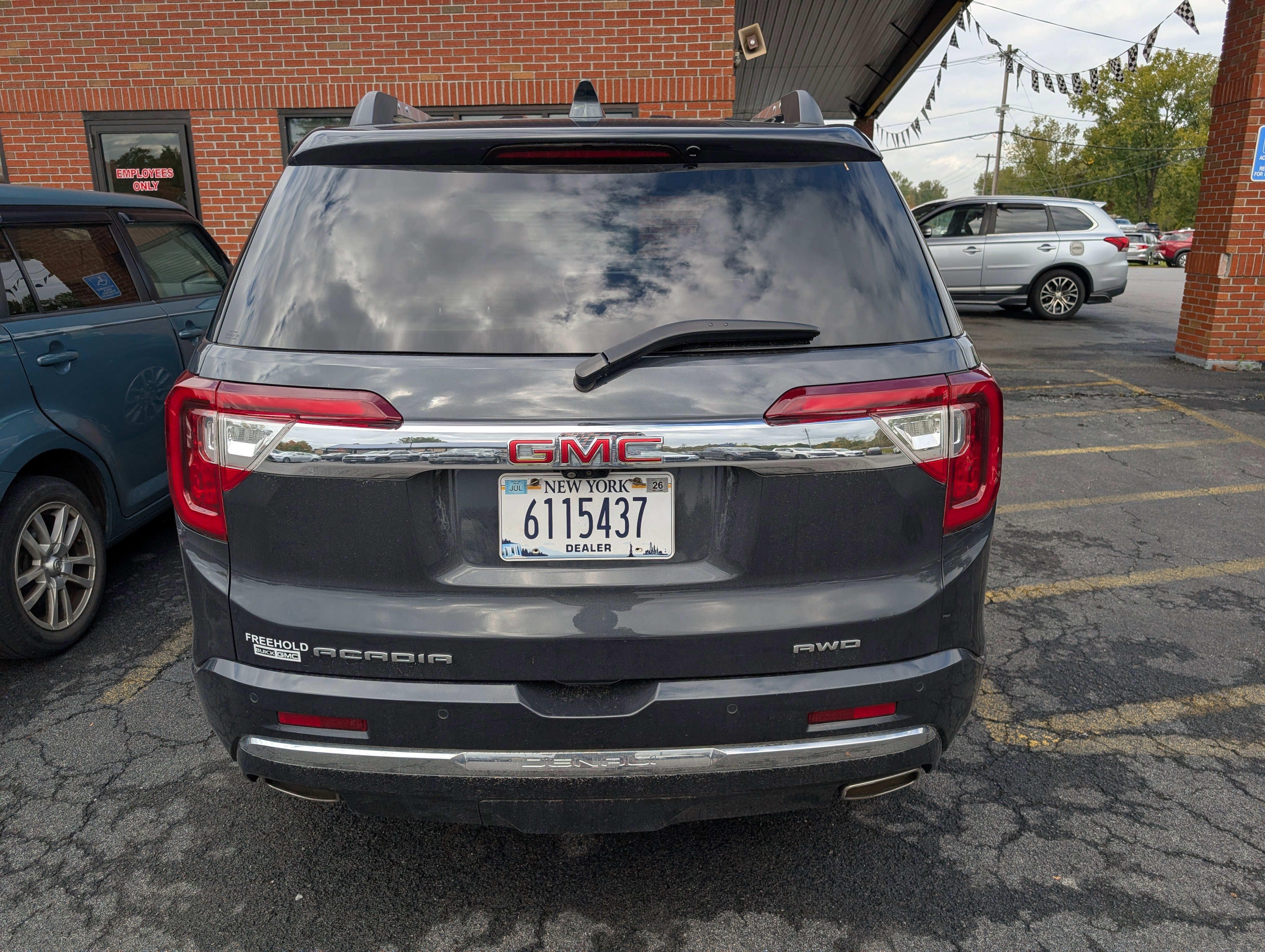 Used 2022 GMC Acadia Denali w/ Denali Ultimate Package image 6