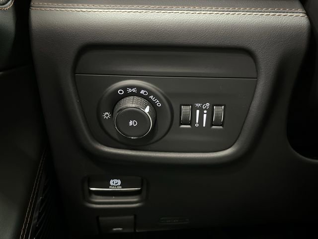 Used 2025 Jeep Grand Cherokee L Summit image 28