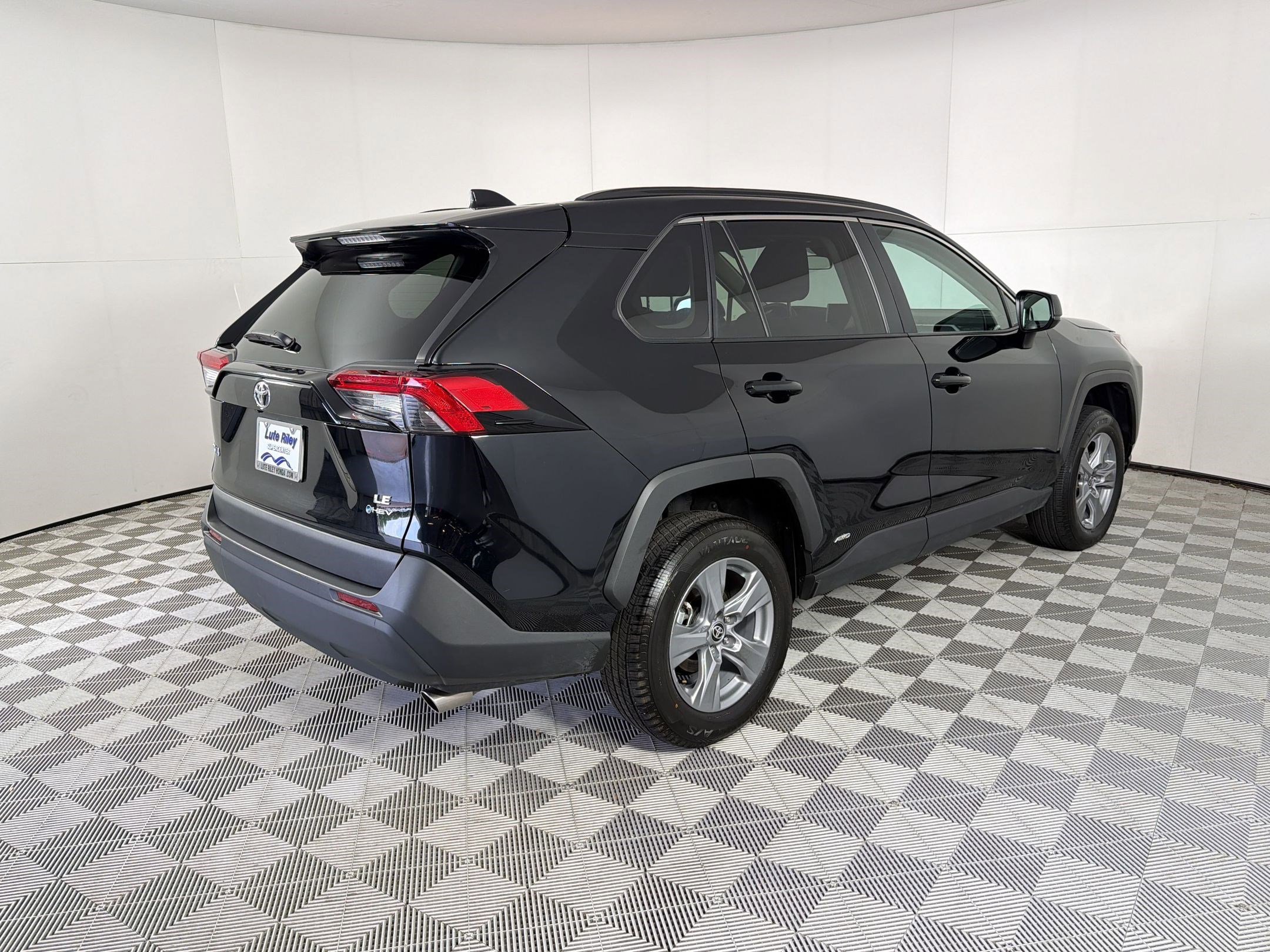 Used 2025 Toyota RAV4 LE image 9