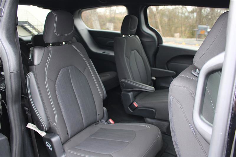 Used 2024 Chrysler Pacifica Touring image 15