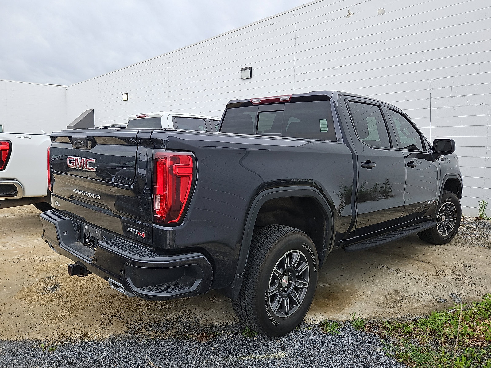 Used 2024 GMC Sierra 1500 AT4 w/ AT4 Premium Package AWD/4WD image 8