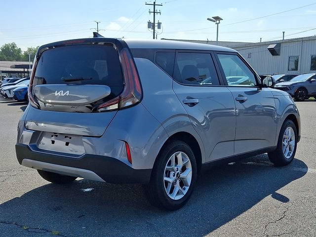 Used 2025 Kia Soul LX w/ LX Technology Package FWD image 4