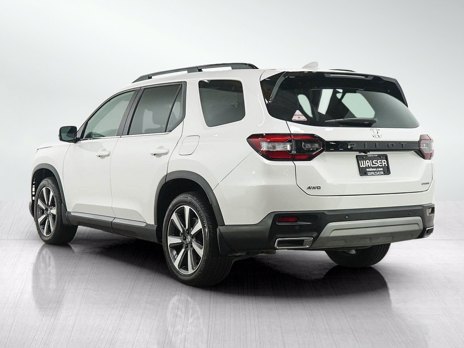 Used 2025 Honda Pilot Touring image 3