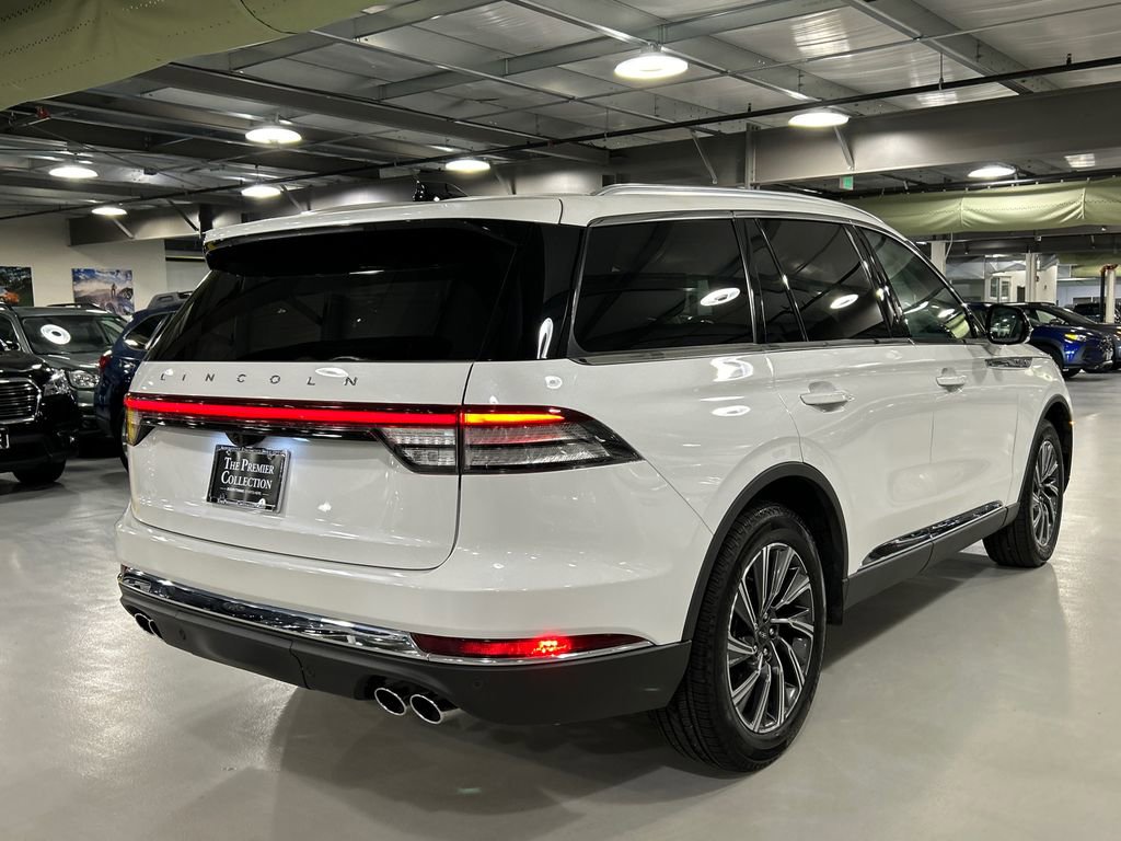 Used 2026 Lincoln Aviator AWD image 2
