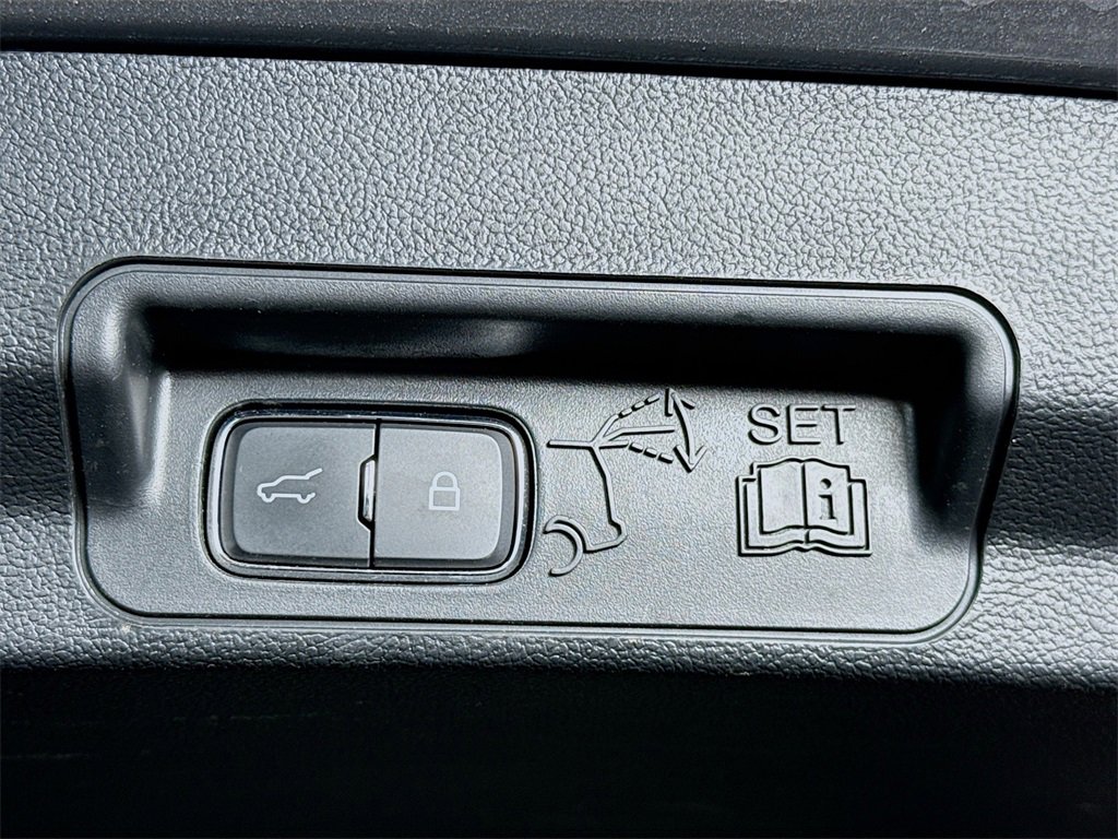 Used 2024 Ford Explorer Limited image 30