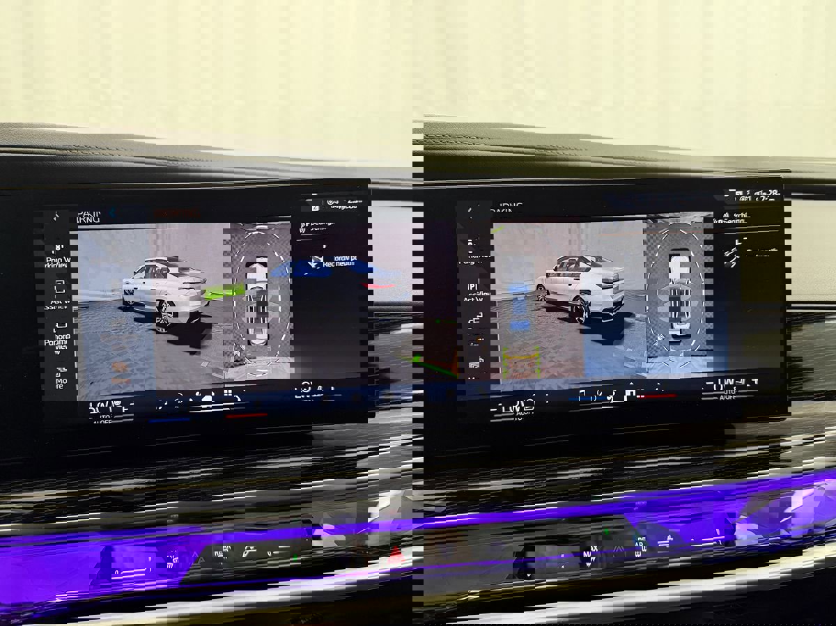 Used 2025 BMW 740i xDrive image 60