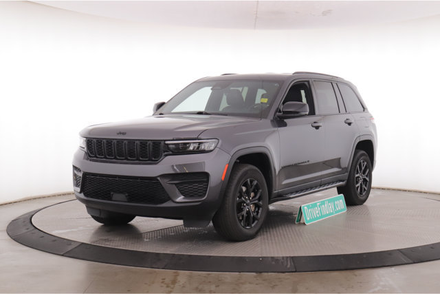 Used 2025 Jeep Grand Cherokee Altitude AWD/4WD image 12