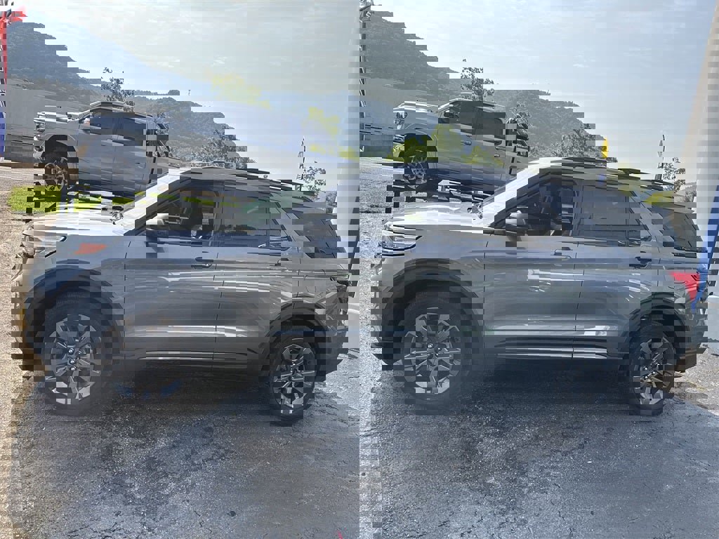 Used 2022 Ford Explorer XLT w/ Equipment Group 202A image 8
