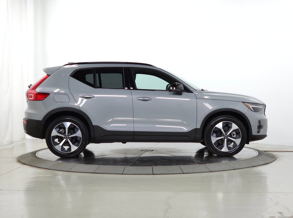 Certified 2025 Volvo XC40 B5 Plus AWD/4WD image 14