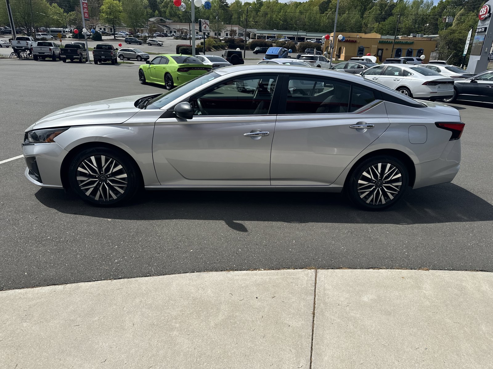 Used 2024 Nissan Altima 2.5 SV FWD image 5