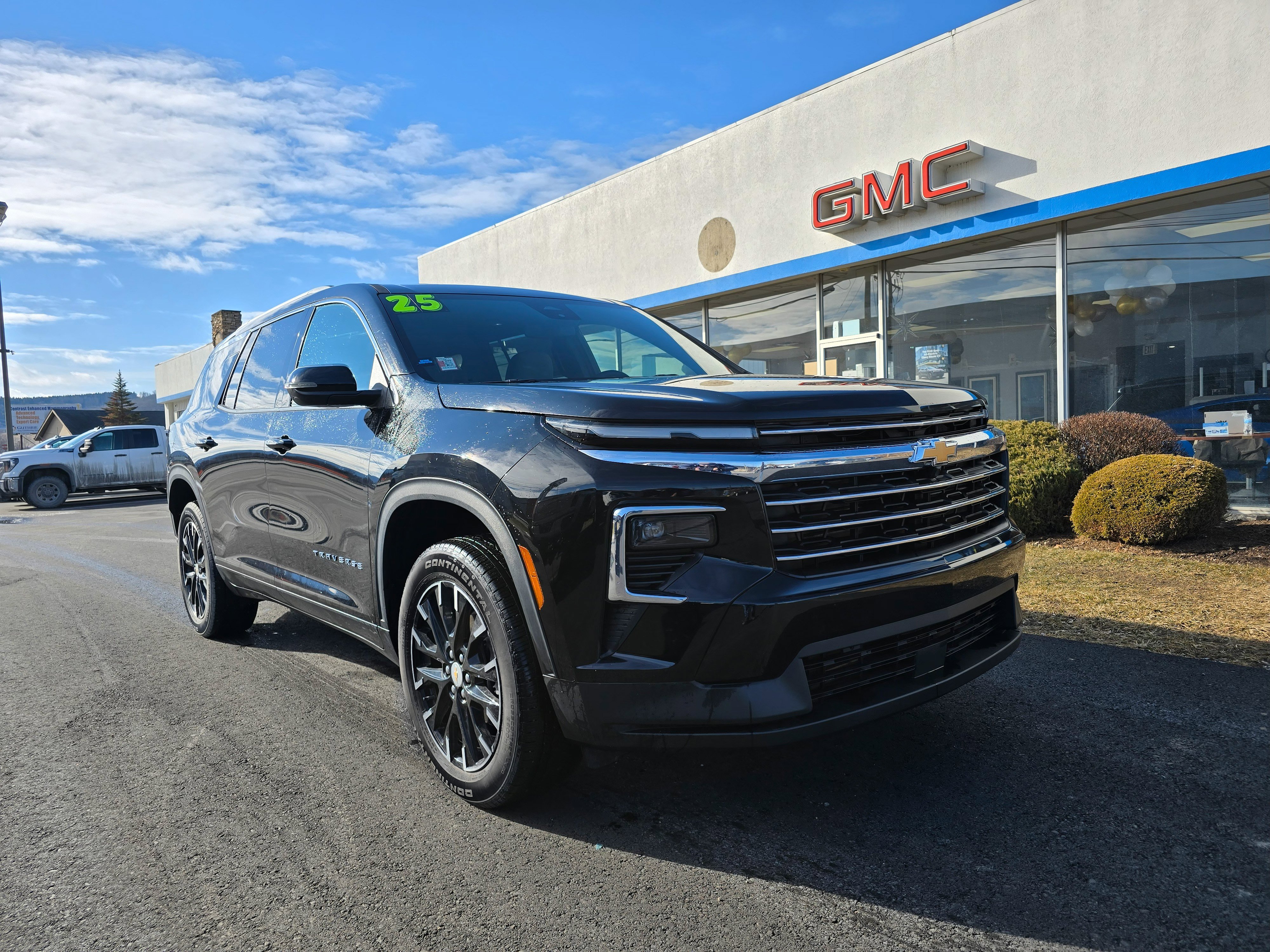 Used 2025 Chevrolet Traverse LT w/ Sun and Wheel Package image 1