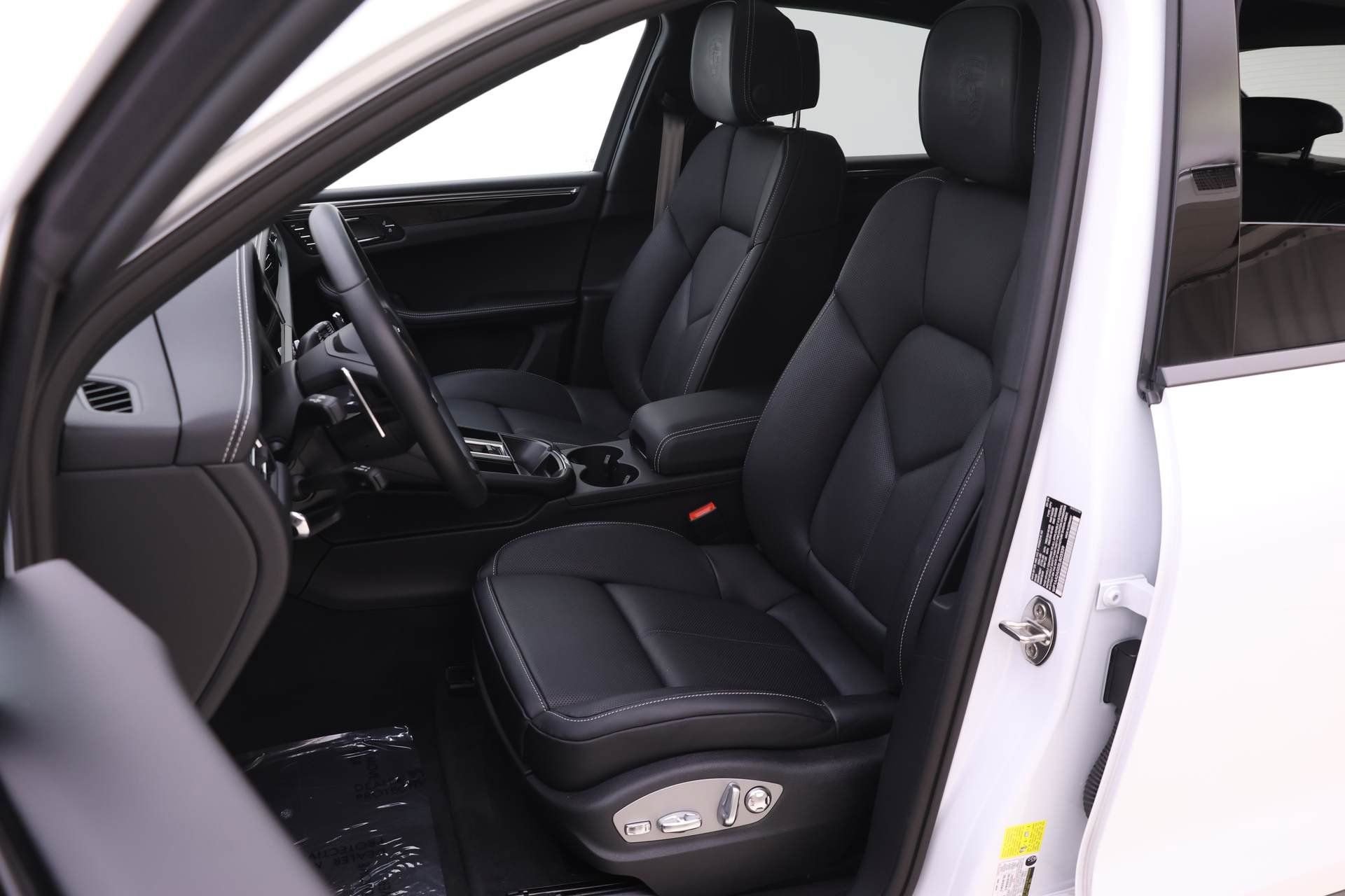 Used 2025 Porsche Macan AWD/4WD image 5