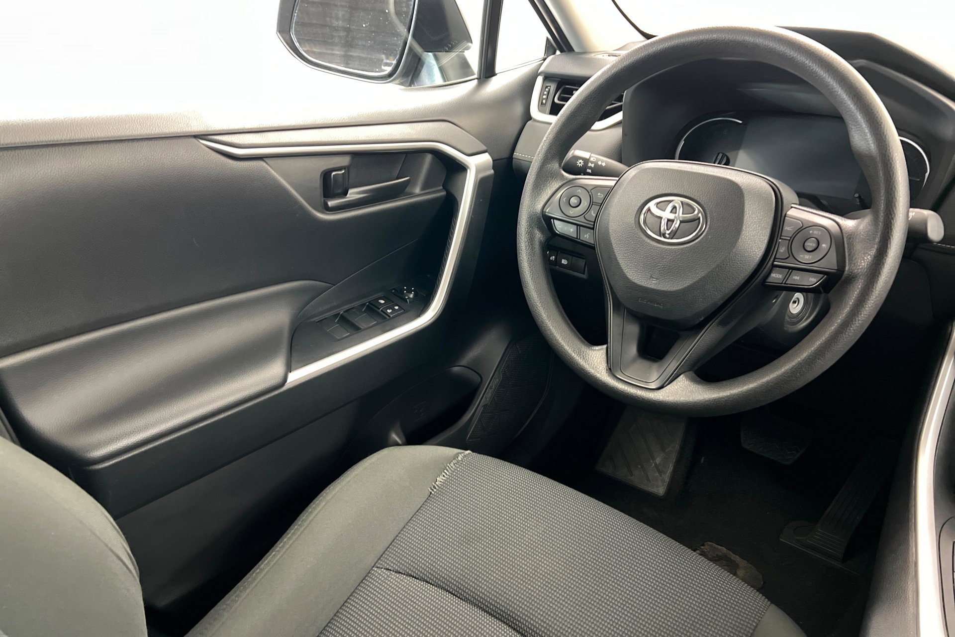 Used 2024 Toyota RAV4 LE image 12
