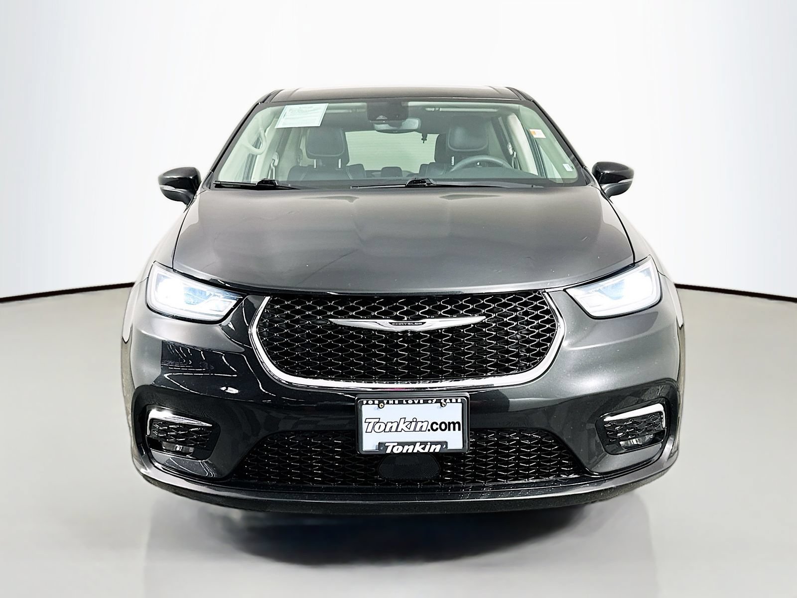 Used 2023 Chrysler Pacifica Touring-L FWD image 2