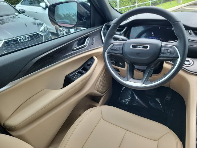 Used 2025 Jeep Grand Cherokee Limited AWD/4WD image 15