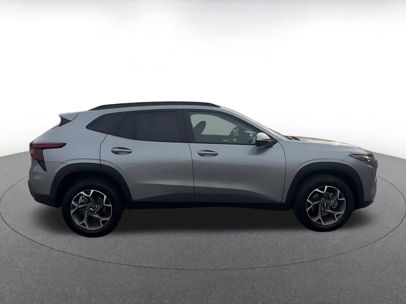 Used 2025 Chevrolet Trax LT w/ LT Convenience Package image 16